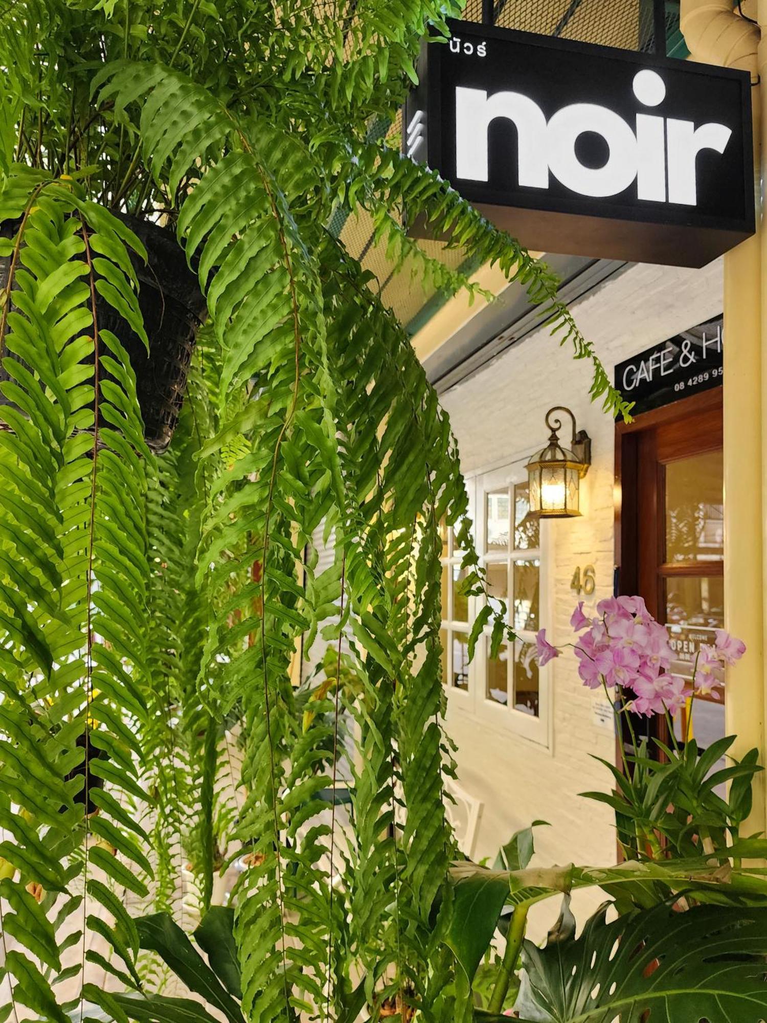 Noir Cafe And Hostel Chinatown Bangkok Exteriör bild