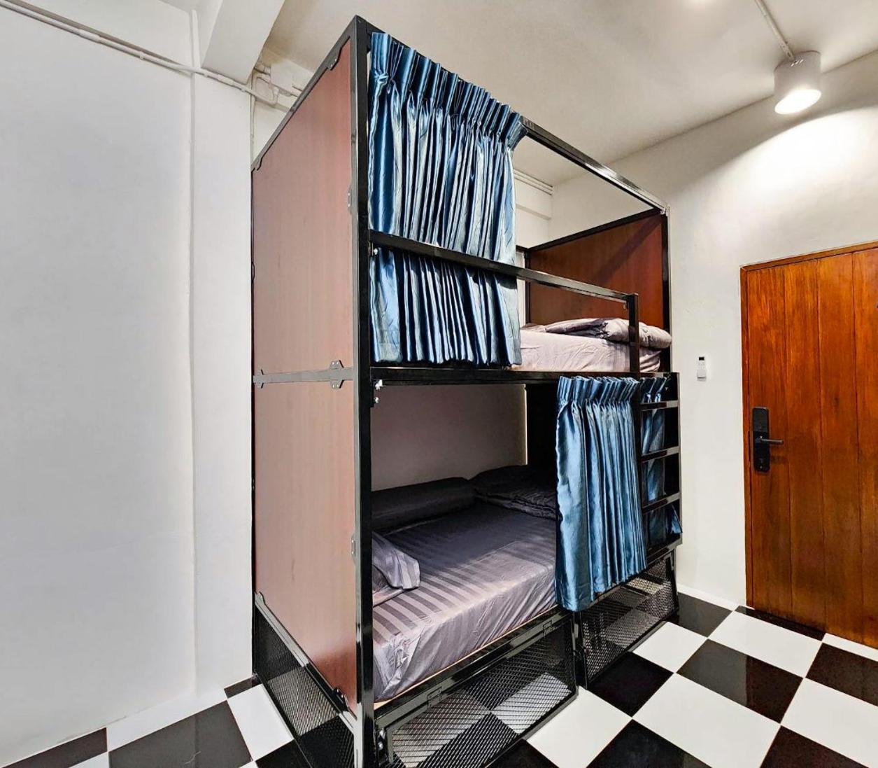 Noir Cafe And Hostel Chinatown Bangkok Rum bild